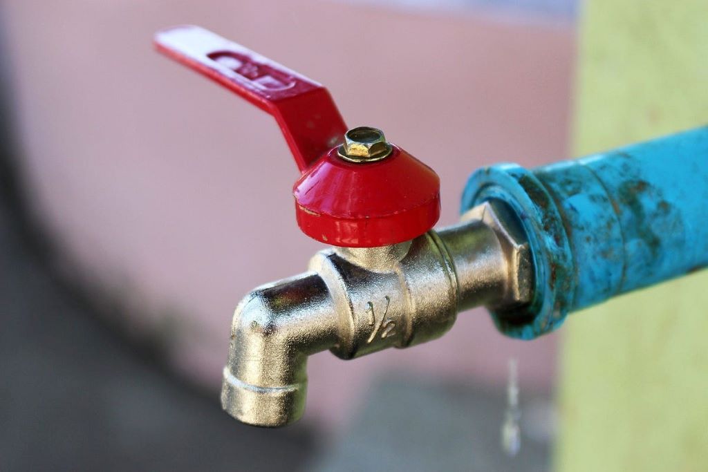 How do I stop my water pipes from humming?