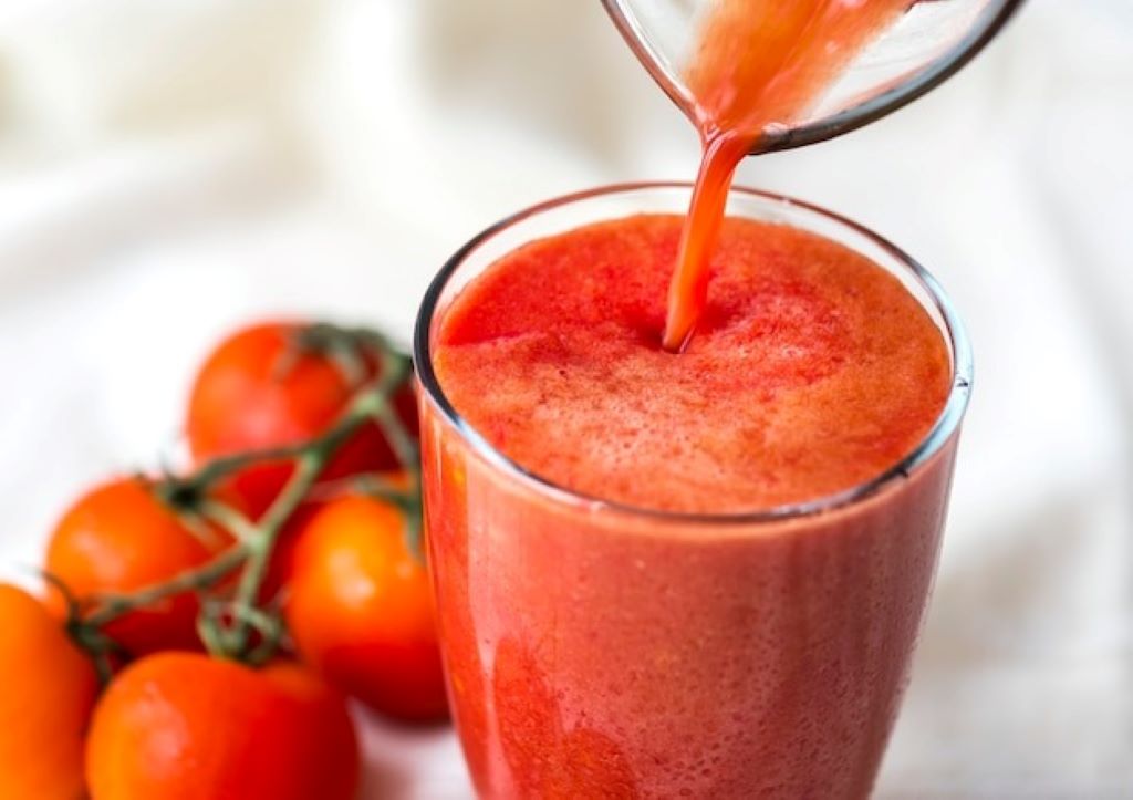 Can I use fresh tomatoes to make a smoothie?